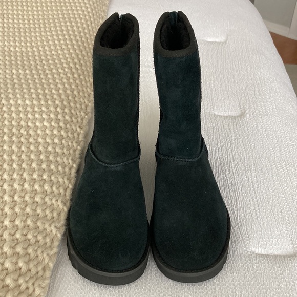 NWOT UGG Classic Short Logo Zip - Picture 5 of 14